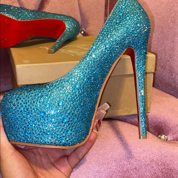 Blue diamond daffodils red bottoms - Picture 3 of 4